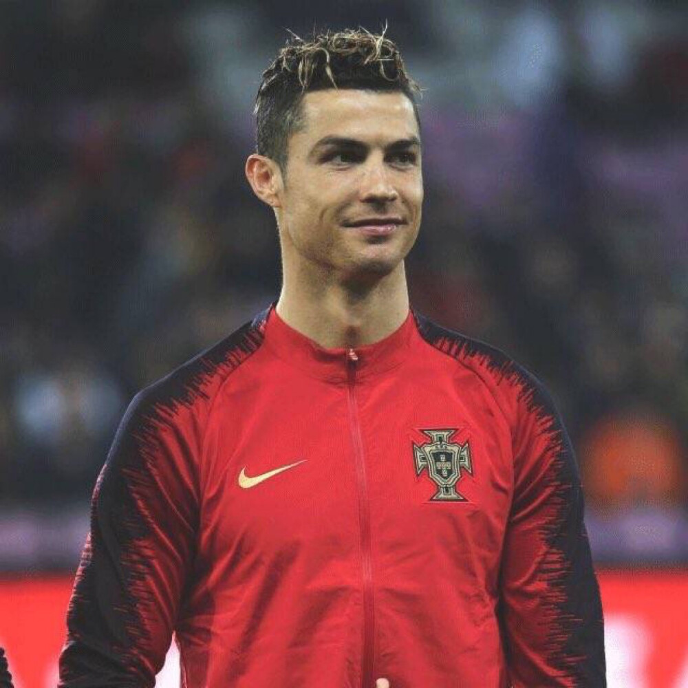 詹姆斯两双数据跻身队史前十，湖人负马刺止步NBA杯八强（詹姆斯两双升至队史前十，湖人不敌马刺无缘NBA杯四强）