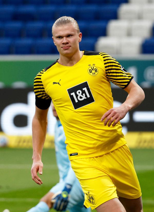 足坛年度十大新闻出炉，各界议论不断（年度足坛十大要闻揭晓，引发各界热议）