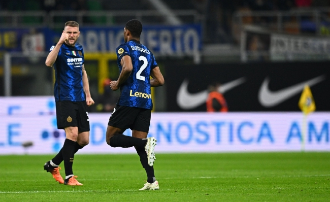 开场16分钟35秒，巴萨遭遇欧冠单场比赛最快的两个丢球（巴萨在欧冠开场16分35秒连丢两球，创单场最快丢球纪录）