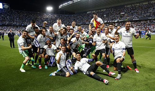 拉普拉塔大学生抗议阿足协新规，背身列队迎接联赛冠军罗萨里奥（不满阿足协新规，拉普拉塔大学生背对列队致意联赛冠军罗萨里奥）