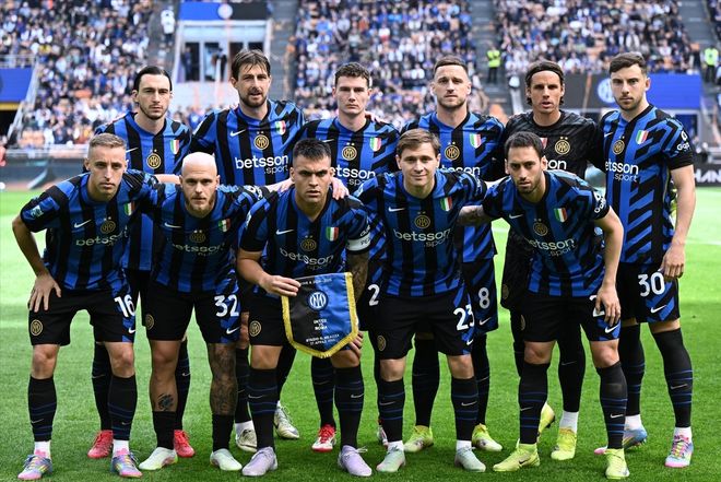 扛起老鹰进攻！亚历山大-沃克半场高效20分带队追分（亚历山大-沃克半场轰20分，领衔老鹰展开追分潮）