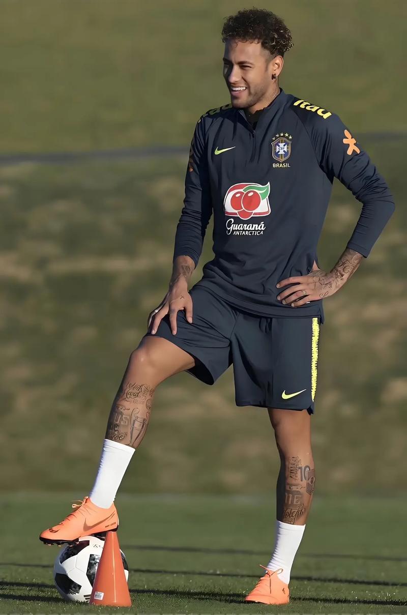 太阳报：萨拉赫今天驾驶劳斯莱斯离开训练基地，面无表情（太阳报：萨拉赫今日开劳斯莱斯驶离训练基地，表情冷峻）