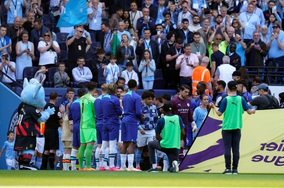 意大利队防守依旧稳固（意大利后防依然稳健）